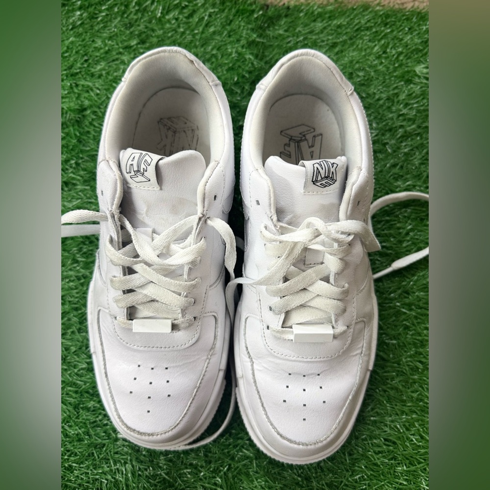 Nike Air Force 1 Low Pixel
White (Women's) Size 8.5
Fits Men’s 7‎